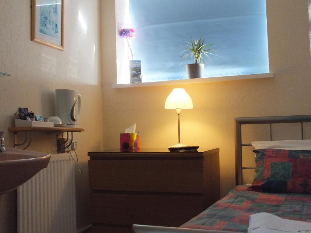 Leonardos Guest House Swansea Room photo