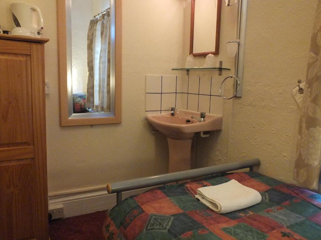 Leonardos Guest House Swansea Room photo